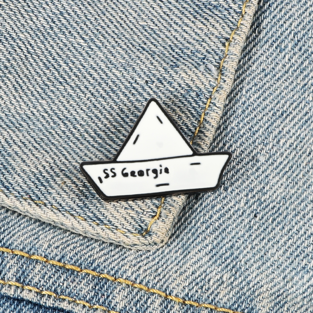 Paper Boat Enamel Pin SS Georg - Buckle Pin Ss reseña y precio